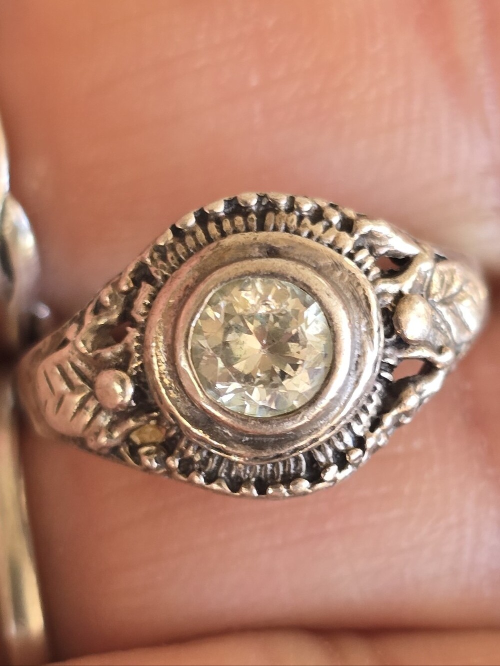 Vintage round solitaire ornate leaf detailing 925 sterling silver ring